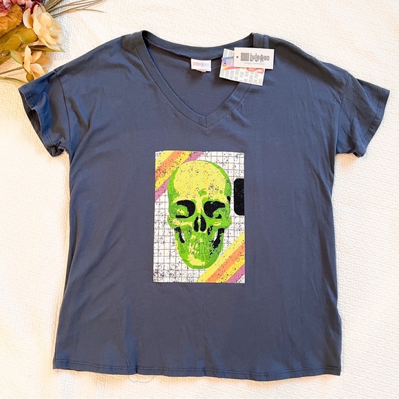 NWT LuLaRoe Lisa Tee Skull Graphic T-Shirt Size Small - Picture 5 of 8